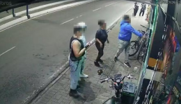 Celular impede tragédia e homem escapa ileso após tiro atingir aparelho