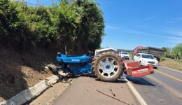 Mulher sofre ferimentos graves em acidente entre trator e caminhonete na BR-282