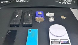 Dois homens são presos com mais de 1,6 quilo de maconha por tráfico de drogas