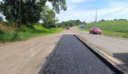 DER realiza remendos superficiais na PR-180 entre Marmeleiro e Campo Erê (SC)