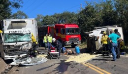 Acidente entre caminhões mobiliza resgate aéreo no Oeste de SC