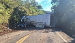 Caminhão fica destruído e motorista sai ileso após acidente em pequena cidade de SC