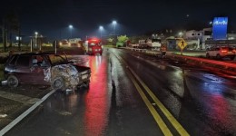 Acidente entre carro e caminhão deixa motorista ferido e interrompe trânsito