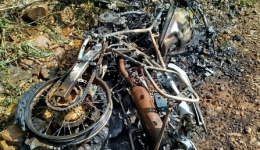 Motocicleta fica completamente destruída por incêndio