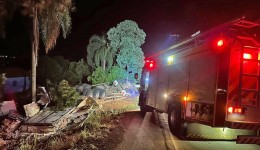 Carreta sai da pista após falha nos freios e motorista fica ferido na SC-161