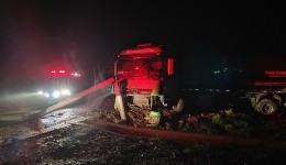 Carreta sai da pista e bate em postes na BR-163