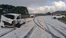 Chuva de granizo causa acidente com cinco veículos em SC