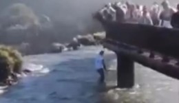 Turista se arrisca para recuperar celular nas Cataratas do Iguaçu
