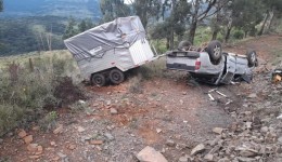 Motorista perde controle de caminhonete e tomba na Serra