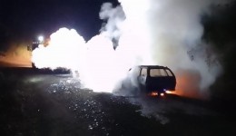 Carro pega fogo e fica totalmente destruído