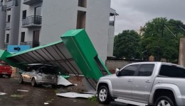 Em meio a ciclone, cidades de SC registram ventos fortes, granizo e contabilizam estragos
