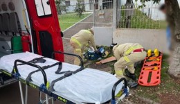 Colisão entre carro e moto deixa jovem ferido
