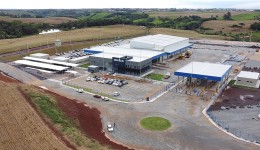Movimento pela aduana cresce em abril com mais caminhões