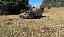 Mulher fica ferida após capotamento na SC-492