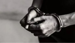 Marido é preso após arremessar banco de madeira na esposa em Lages