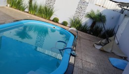 Guarda-sol é arremessado por vendaval e quase atinge crianças