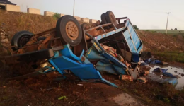 Duas pessoas morrem após caminhão carregado com carvão tombar no Paraná