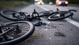 Atropelamento deixa três ciclistas mortos; suspeito fugiu do local