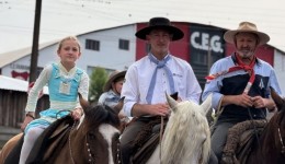 Mais de 50 cavalarianos participam de tradicional cavalgada pelas ruas de SMOeste