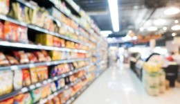 Mulher é presa por furto de queijo, presunto, linguiça e sandálias