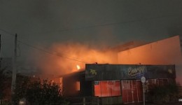Princípio de incêndio atinge prédio comercial desocupado