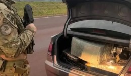 PRF apreende 189 quilos de maconha e carro roubado na BR-277