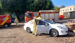 Motorista sofre mal súbito e bate veículo contra caixas d’água