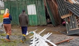 Temporal provoca destruição e deixa mais de 400 pessoas fora de casa no Rio Grande do Sul