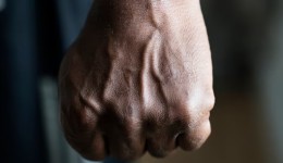 Homem é preso após agredir padrasto, ameaçar familiares e manter mãe em cárcere privado