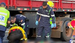 Motociclista é arrastado por carreta e fica ferido em acidente