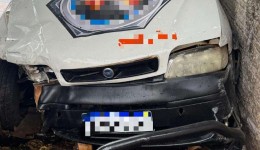 Mulher fica ferida em colisão entre dois automóveis