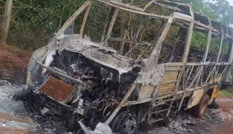 Ônibus escolar pega fogo no Paraná e motorista e criança escapam pela janela