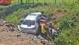Família fica ferida após saída de pista e queda em barranco na BR-163