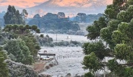 Chuvas intensas derrubam temperaturas e frio chega com força para 5 estados brasileiros