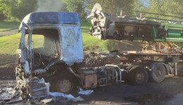 Incêndio atinge carreta cegonheira na BR-282 e mobiliza bombeiros