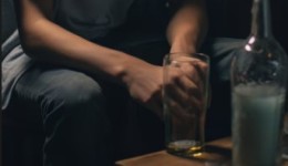 Adolescente relata ter recebido bebida alcoólica de jovem de 18 anos