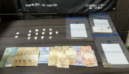 Homem é preso por tráfico de drogas após abordagem policial