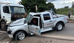 Casal de idosos fica ferido em colisão entre caminhonete e caminhão na BR-163