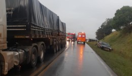 Colisão entre carro, caminhão e moto deixa motociclista levemente ferido na BR-163