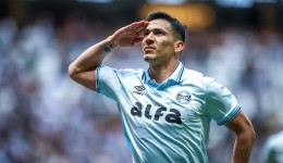 Grêmio vence o Atlético-MG de virada e respira aliviado