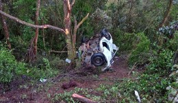Três morrem após carro derrapar em óleo na pista e bater contra outro na BR-282