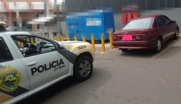 Carro furtado é localizado em estacionamento de supermercado