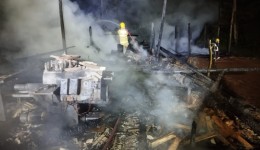 Bombeiros usam 25 mil litros de água para combater incêndio em madeireira