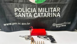 Homem é preso após disparos de arma de fogo; PM apreende armas e quase meio quilo de maconha