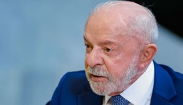 A pouco mais de duas semanas das eleições, Lula anuncia aumento de 15% no Bolsa Família e eleva valor mínimo para R$ 691