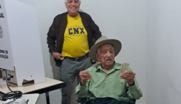 Aos 107 anos, mineiro viaja 70 km para votar e deixa recado às novas gerações