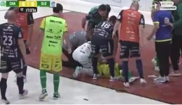 Lâmpada cai na cabeça de jogador da Chape em partida do Catarinense de Futsal
