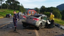 Motorista de 19 anos e passageira de 26 morrem em acidente entre carro e caminhão