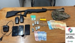 Suspeitos fogem, mas PM apreende drogas, dinheiro e rádios comunicadores