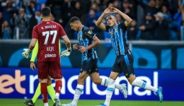 Atacantes decidem, Grêmio vira sobre o Santos e se afasta do Z-4 do Brasileirão